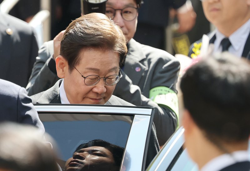 이재명 대통령이 제21대 대통령 임기를 시작한 4일 오전 인천 계양구 자택 앞에서 열린 주민 환송 행사를 마친 후 국립서울현충원으로 향하는 차량에 탑승하고 있다. 2025.6.4/뉴스1 ⓒ News1 오대일 기자