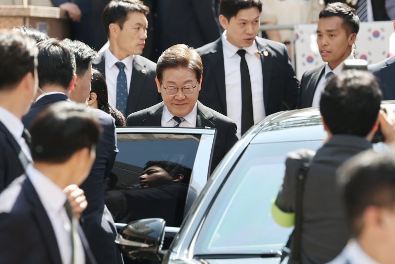 이재명 대통령이 제21대 대통령 임기를 시작한 4일 오전 인천 계양구 자택 앞에서 열린 주민 환송 행사를 마친 후 국립서울현충원으로 향하는 차량에 탑승하고 있다. 2025.6.4/뉴스1 ⓒ News1 오대일 기자