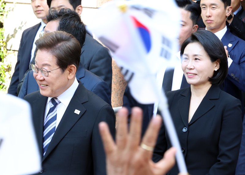 이재명 대통령과 김혜경 여사가 4일 오전 인천시 계양구 자택에서 나오며 환송나온 시민들과 인사를 하고 있다. 2025.6.4/뉴스1 ⓒ News1 김명섭 기자 /사진=뉴스1