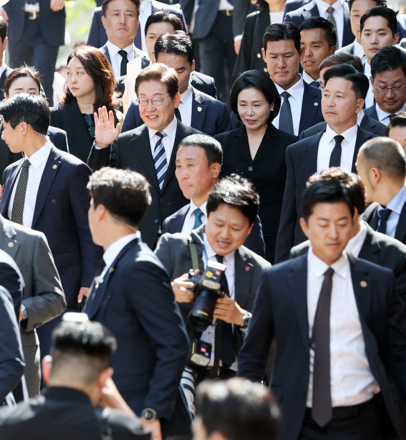 이재명 대통령과 김혜경 여사가 제21대 대통령 임기를 시작한 4일 오전 인천 계양구 자택 앞에서 열린 주민 환송 행사를 마친 후 국립서울현충원으로 향하고 있다. 2025.6.4/뉴스1 ⓒ News1 오대일 기자