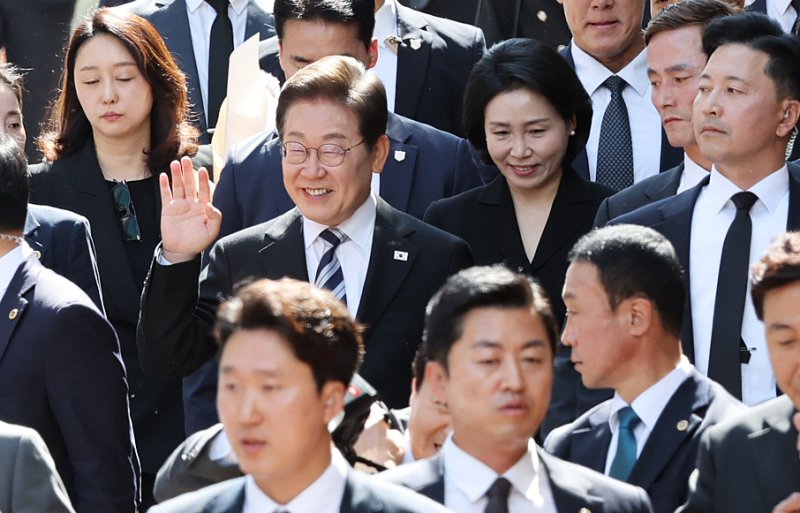 이재명 대통령과 김혜경 여사가 제21대 대통령 임기를 시작한 4일 오전 인천 계양구 자택 앞에서 열린 주민 환송 행사를 마친 후 국립서울현충원으로 향하고 있다. 2025.6.4/뉴스1 ⓒ News1 오대일 기자