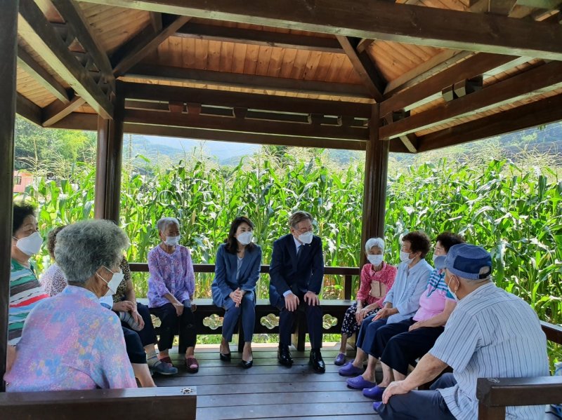 2021년 당시 충주시 산척면 대소강마을을 찾은 이 먹튀없는 바카라사이트 아톰카지노 부부가 수해를 본 주민들을 위로하고 있다.(독자 제공. 재판매 및 Db금지)/뉴스1
