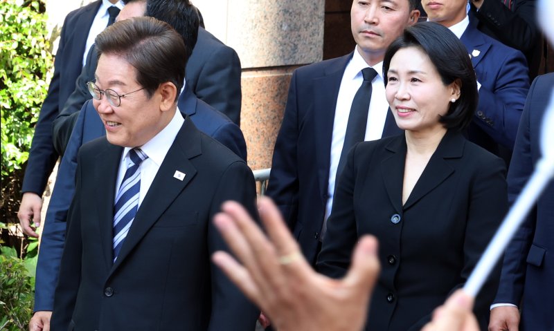 이재명 대통령과 김혜경 여사가 4일 오전 인천시 계양구 자택에서 나오며 환송나온 시민들과 인사를 하고 있다. 2025.6.4/뉴스1 ⓒ News1 김명섭 기자