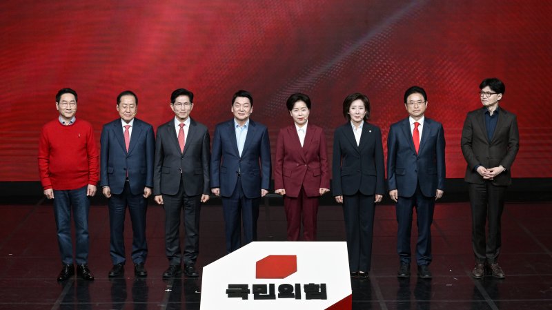 지난 4월 18일 서울 강서구 ASSA 아트홀에서 열린 ‘제21대 대통령 후보자 인기있는바카라사이트 1차 경선 후보자 비전대회’에서 후보자들이 기념촬영을 하고 있다. 왼쪽부터 유정복, 홍준표, 김문수, 안철수, 양향자, 나경원, 이철우, 한동훈 후보. (공동취재) 2025.4.18/인기있는바카라사이트1 ⓒ News1 이재명 기자