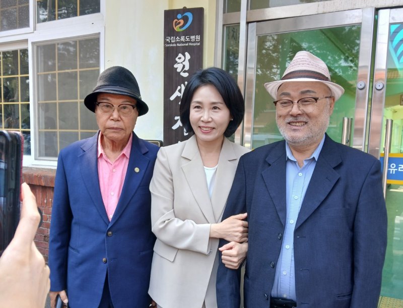 27일 오전 이재명 더불어민주당 대통령 후보의 배우자 김혜경 여사가 전남 고흥군 소록도에서 주민들과 사진을 찍고 있다. (소록도 주민자치회 제공. 재판매 및 DB금지)