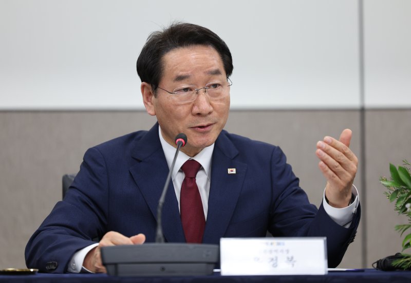 [서울=뉴시스] 김금보 기자 = 유정복 인천시장이 22일 서울 중구 서울시청 영상회의실에서 열린 '사교육비 경감 및 교육격차 해소를 위한 서울특별시-인천광역시 서울런 업무협약식'에서 발언하고 있다. 2025.04.22. kgb@newsis.com