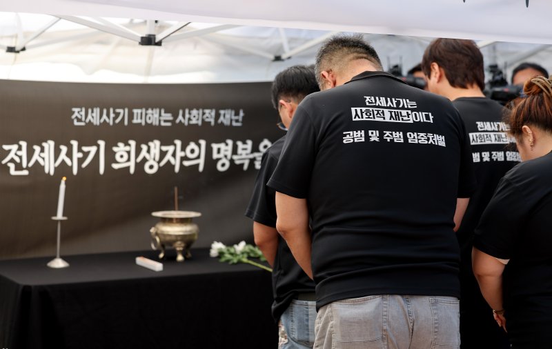 [대구=뉴시스] 이무열 기자 = 2일 대구 중구 동성로에 설치된 대구 전세사기 희생자 1주기 추모 분향소에서 전세사기·깡통전세 피해 대구 대책위원회, 전세사기 대구 피해자 모임 관계자들이 희생자를 추모하고 있다. 2025.05.02. lmy@newsis.com