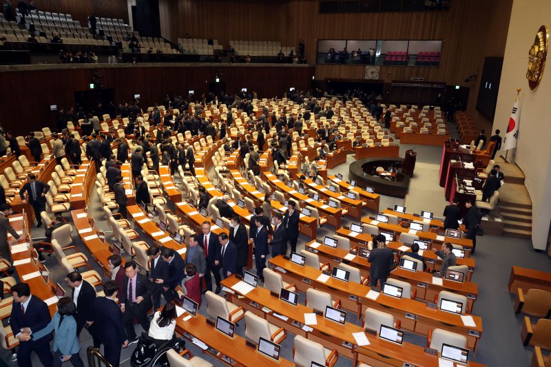 [서울=뉴시스] 조성봉 기자= 17일 오후 서울 여의도 국회에서 열린 제421회 국회(임시회) 제1차 본회의에서 여야가 '윤석열 정부의 내란ㆍ외환 행위의 진상규명을 위한 특별검사 임명 등에 관한 법률안'에 대한 협상을 위해 정회를 하고 밖으로 나서고 있다. 2025.01.17. suncho21@newsis.com
