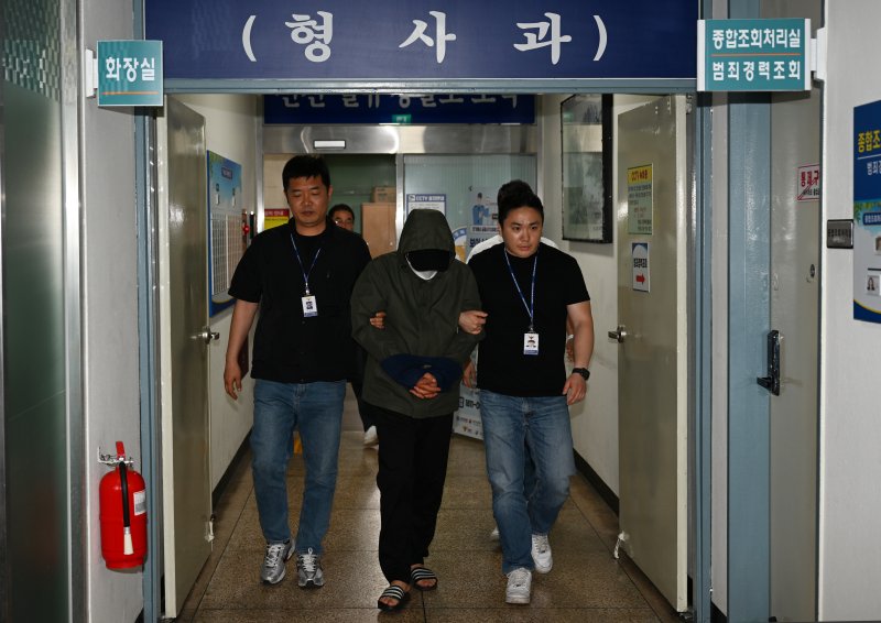 [광주=뉴시스] 박기웅 기자 = 아내와 두 아들을 태운 차량을 몰고 바다로 돌진해 숨지게 한 혐의(살인·자살방조)를 받는 가장 A(49)씨가 4일 오전 광주 북구 북부경찰서에서 구속 전 피의자 심문(영장실질심사)을 받기 위해 이동하고 있다. A씨는 지난 1일 오전 1시12분께 전남 진도군의 한 선착장에서 동갑내기 아내와 두 아들(18·16)에게 수면제를 먹게 한 뒤 승용차를 몰고 바다로 돌진, 숨지게 한 뒤 홀로 빠져나와 도주하던 중 긴급체포됐다. 2025.06.04. pboxer@newsis.com
