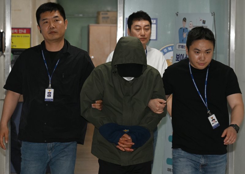 [광주=뉴시스] 박기웅 기자 = 아내와 두 아들을 태운 차량을 몰고 바다로 돌진해 숨지게 한 혐의(살인·자살방조)를 받는 가장 A(49)씨가 4일 오전 광주 북구 북부경찰서에서 구속 전 피의자 심문(영장실질심사)을 받기 위해 이동하고 있다. A씨는 지난 1일 오전 1시12분께 전남 진도군의 한 선착장에서 동갑내기 아내와 두 아들(18·16)에게 수면제를 먹게 한 뒤 승용차를 몰고 바다로 돌진, 숨지게 한 뒤 홀로 빠져나와 도주하던 중 긴급체포됐다. 2025.06.04. pboxer@newsis.com