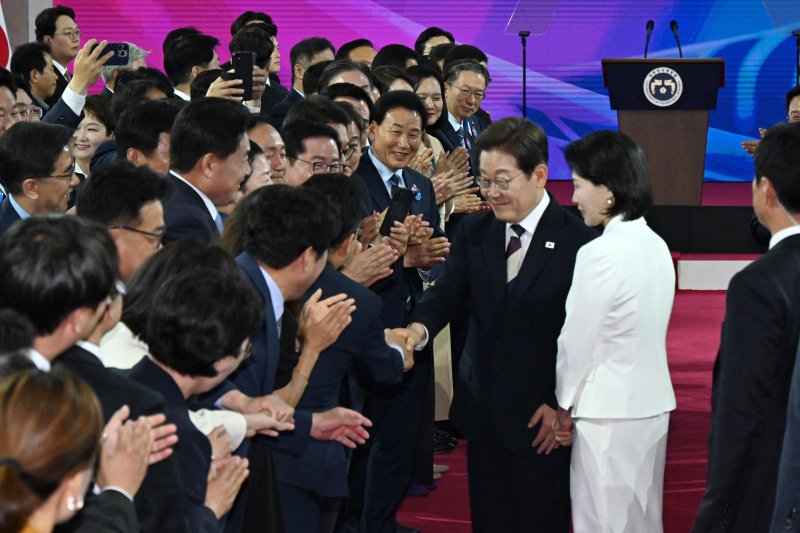 이재명 대통령이 4일 오전 제21대 대통령 취임 선서를 위해 김혜경 여사와 서울 여의도 국회 로텐더홀에 입장하며 참석자들과 인사를 나누고 있다. 2025.6.4/뉴스1 ⓒ News1 국회사진기자단