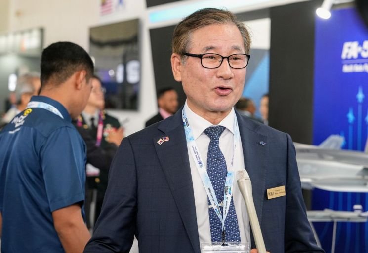 [랑카위·서울=뉴시스] 강구영 한국항공우주산업(KAI) 사장이 지난달 21일(현지시간) 말레이시아 랑카위에서 열린 방산전시회 'LIMA 2025'에서 인터뷰를 하고 있다. (사진=한국항공우주산업 제공) 2025.05.22. photo@newsis.com *재판매 및 DB 금지