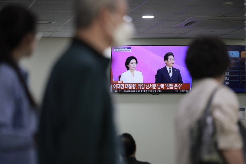 [서울=뉴시스] 정병혁 기자 = 제21대 대통령으로 이재명 대통령이 당선된 4일 서울시내 대학병원에서 환자들이 TV를 통해 중계되는 취임선서를 바라보고 있다. 2025.06.04 jhope@newsis.com