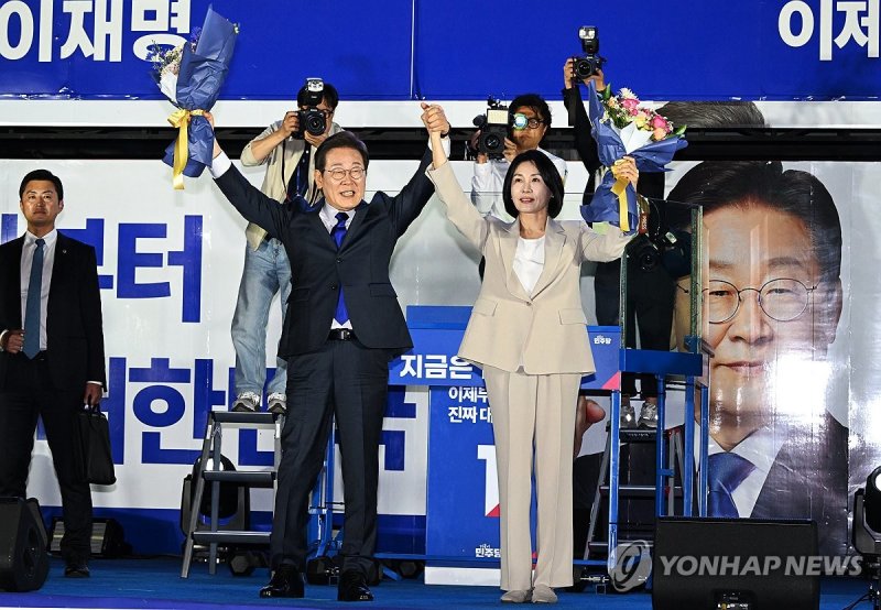 축하 꽃다발 받고 인사하는 이재명 후보와 김혜경 여사 (출처=연합뉴스)
