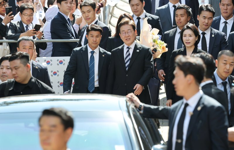 이재명 대통령과 김혜경 여사가 제21대 대통령 임기를 시작한 4일 오전 인천 계양구 자택 앞에서 열린 주민 환송 행사를 마친 후 국립서울현충원으로 향하는 차량에 탑승하고 있다. 2025.6.4/뉴스1 ⓒ News1 오대일 기자
