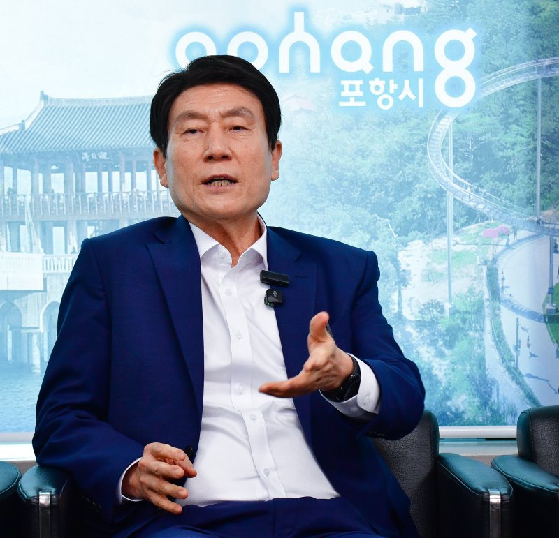 이강덕 포항시장이 4일 시청에서 가진 기자간담회에서 "이재명 정부에 포스텍 의대, 설립, 영일만대교 건설, 철강산업 위기 대응 특별법 제정 등을 요청할 것"이라고 밝혔다. 2025.6.4/뉴스1 ⓒ News1 최창호 기자