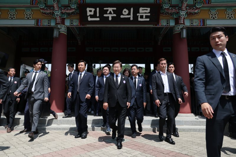 이재명 더불어민주당 대통령 후보가 지난달 18일 광주 북구 운정동 국립5·18민주묘지에서 열린 제45주년 5·18민주화운동 기념식에 참석한 후 이동하고 있다. (공동취재) 2025.5.18/뉴스1 ⓒ News1 이재명 기자