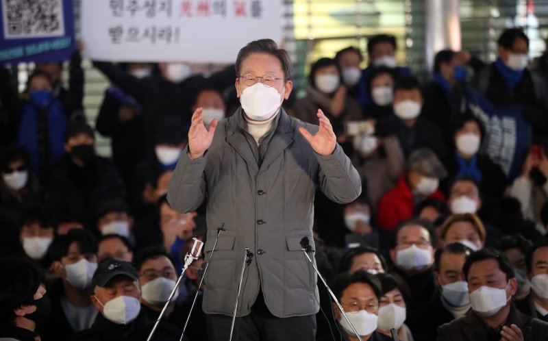 지난 2022년 1월27일 20대 대선 당시 이재명 더불어민주당 대선 후보가 '호남정치 1번지' 광주 동구 충장로에서 열린 거리연설에서 시민들에게 지지를 호소하고 있다.2022.1.27/뉴스1 ⓒ News1 오대일 기자