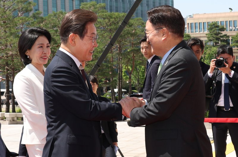 이재명 카지노 바카라이 4일 오전 서울 여의도 카지노 바카라에서 열린 제21대 카지노 바카라 취임선서식에 참석하기 전 우원식 카지노 바카라의장과 악수를 하고 잇다. 사진=뉴시스