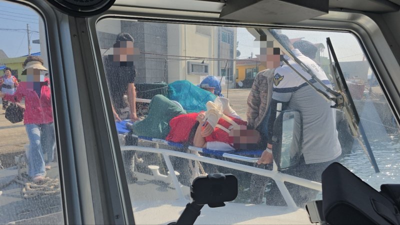 4일 오전 제주시 한림읍 비양도에서 낙상사고가 발생해 비양전담의용소방대가 응급처치 후 환자 이송을 돕고 있다.(제주도소방안전본부 제공. 재판매 및 DB 금지)