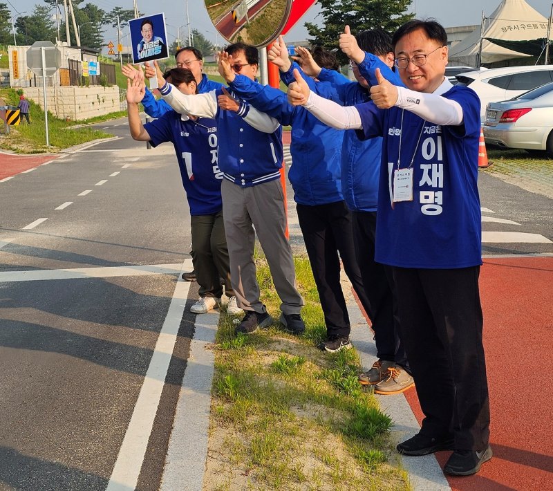 이광희 더불어민주당 충북도당안전한 바카라사이트(오른쪽)과 새벽별동대.(자료사진)/안전한 바카라사이트1
