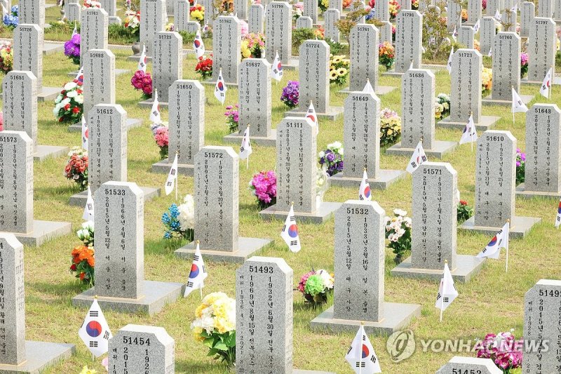 태극기 펄럭이는 국립대전현충원 (출처=연합뉴스)
