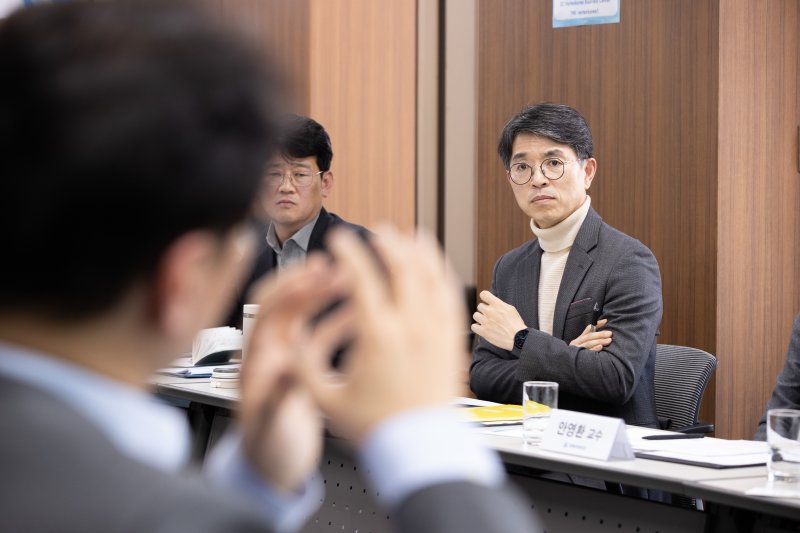 김완섭 환경부 장관이 서울 종로구 S타워에서 열린 ‘제1차 기후전략 간담회’에서 기후위기 대응을 위한 국가 기후전략 방향에 대해 논의하고 있다. (환경부 제공) 2024.12.26/뉴스1