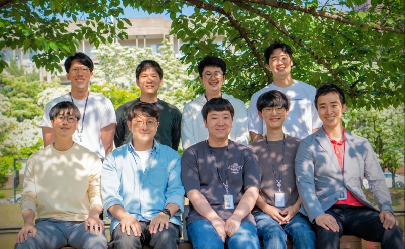 오형석 한국과학기술연구원 청정에너지연구센터 책임연구원·센터장(앞줄 왼쪽 두번째)과 연구팀(과기정통부 제공)/뉴스1
