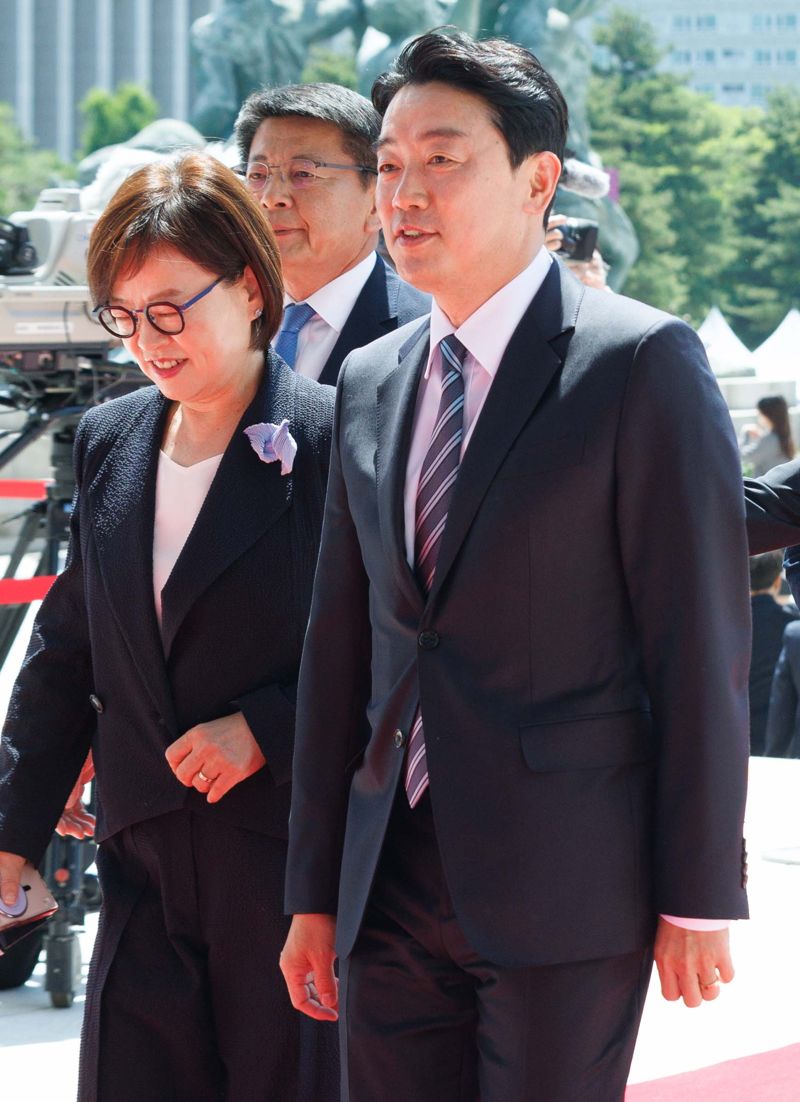 대통령실 비서실장에 내정된 강훈식 더불어민주당 의원이 4일 오전 서울 여의도 국회의사당에서 열린 제21대 대통령 취임선서에 참석하고 있다. 사진=박범준 기자
