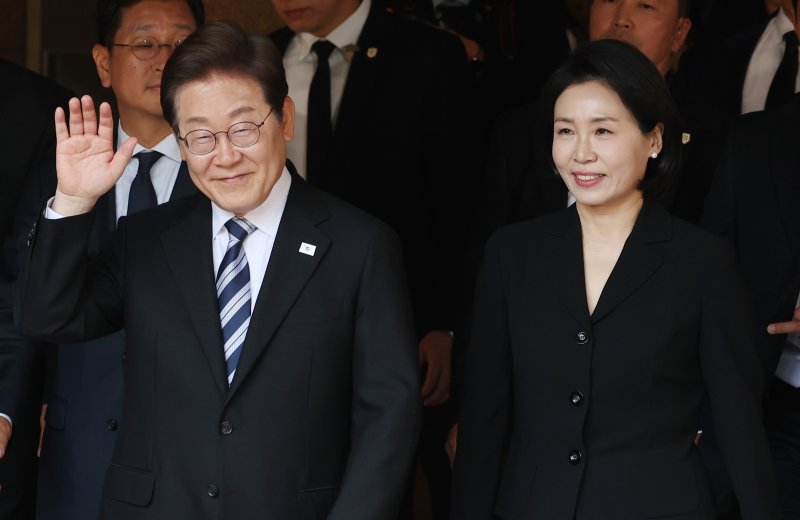 이재명 대통령과 김혜경 여사가 4일 오전 인천시 계양구 자택에서 나오며 환송나온 시민들과 인사를 하고 있다. 2025.6.4/뉴스1 ⓒ News1 김명섭 기자
