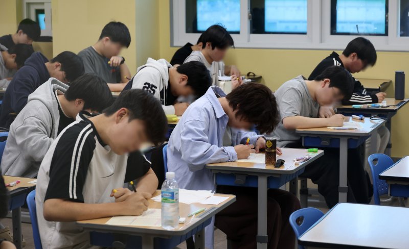 재수생들이 2026학년도 대학수학능력시험 6월 평가원 모의고사 시행일인 4일 오전 서울 양천구 종로학원 고사실에서 답안지를 작성하고 있다. (공동취재) 2025.6.4/뉴스1 ⓒ News1 이승배 기자