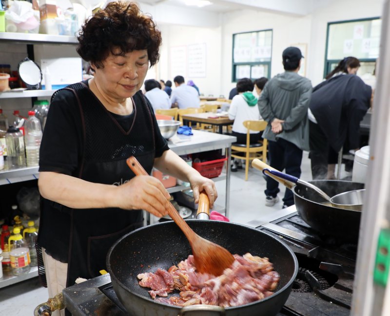 4일 낮 광주 서구 양여사 가정식백반 사장 양정자 씨(68·여)가 음식을 조리하고 있다. 2025.6.4/뉴스1 ⓒ News1 이수민 기자
