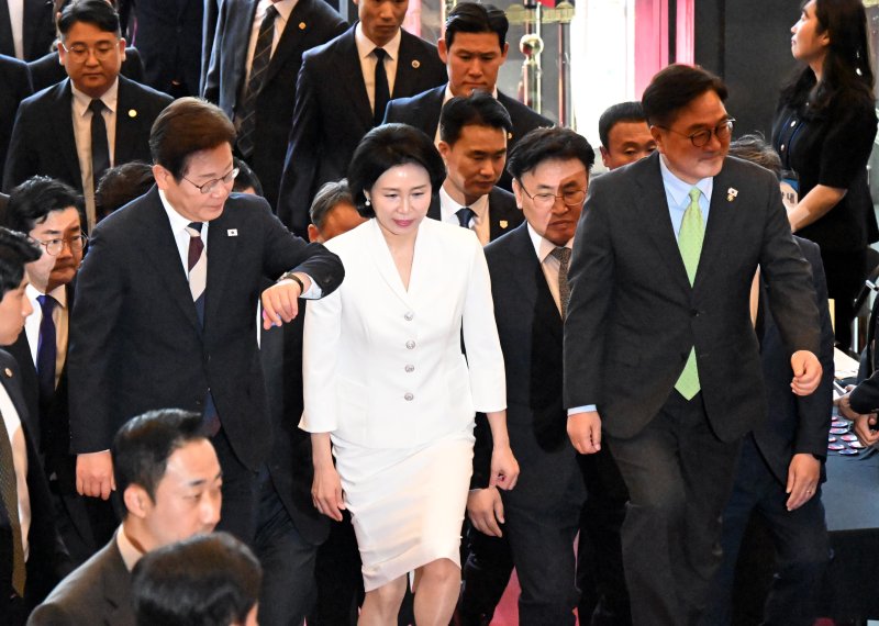 [서울=뉴시스] 국회사진기자단 = 이재명 대통령이 4일 오전 서울 여의도 국회에서 열린 제21대 대통령 취임선서식에 참석하며 시간을 확인하고 있다. 2025.06.04. photo@newsis.com