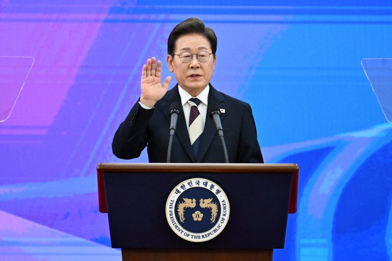 [서울=뉴시스] 국회사진기자단 = 제21대 대한민국 대통령으로 취임한 이재명 대통령이 4일 오전 국회 로텐더홀에서 취임선서를 하고 있다.2025.06.04. photo@newsis.com