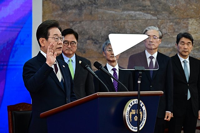 이재명 대통령이 4일 오전 서울 여의도 국회 로텐더홀에서 제21대 대통령 취임 선서를 하고 있다. 2025.6.4/뉴스1 ⓒ News1 국회사진기자단