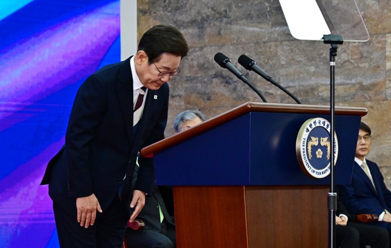 [서울=뉴시스] 국회사진기자단 = 이재명 대통령이 4일 오전 서울 여의도 국회 로텐더홀에서 열린 취임선서에 앞서 인사하고 있다. 2025.06.04. photo@newsis.com