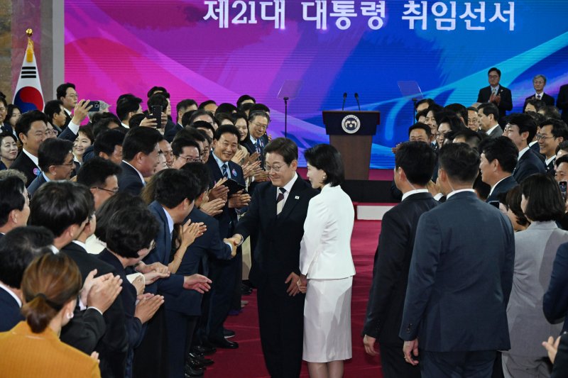 이재명 대통령이 4일 오전 제21대 대통령 취임 선서를 위해 김혜경 여사와 서울 여의도 국회 로텐더홀에 입장하며 참석자들과 인사를 나누고 있다. 2025.6.4/뉴스1 ⓒ News1 국회사진기자단