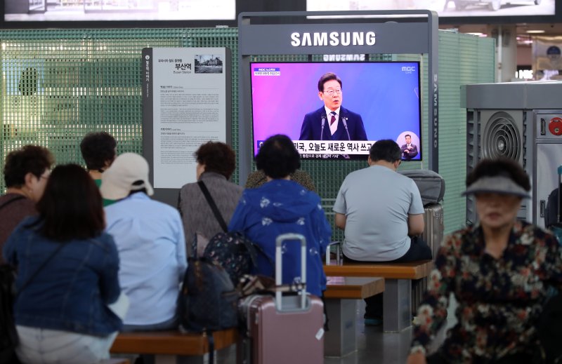4일 부산 동구 부산역 대합실에서 시민들이 제21대 이재명 대통령 취임선서 생중계를 시청하고 있다. 2025.6.4/뉴스1 ⓒ News1 윤일지 기자