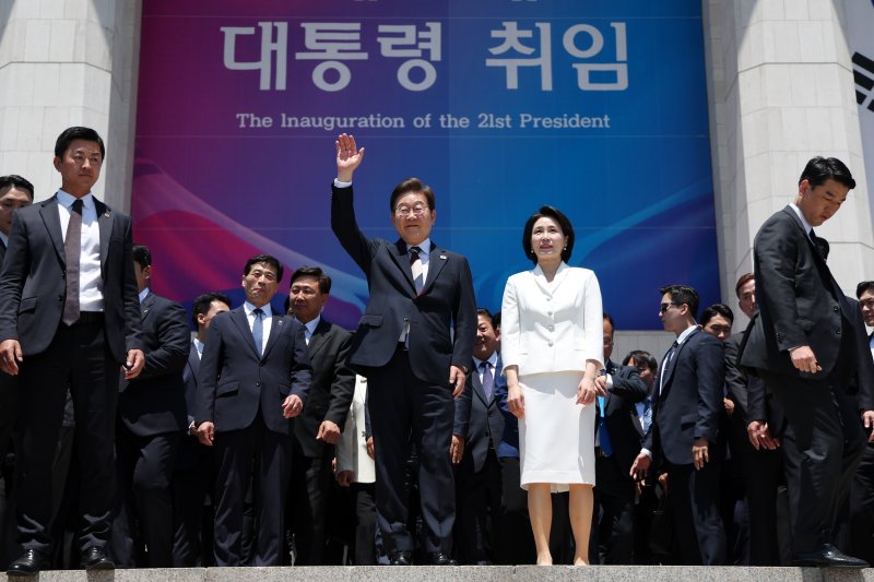 [서울=뉴시스] 조성우 기자 = 이재명 대통령 내외가 4일 오전 서울 여의도 국회 로텐더홀에서 취임 선서를 마치고 나와 잔디광장에 모인 시민들을 향해 인사하고 있다. 2025.06.04. xconfind@newsis.com
