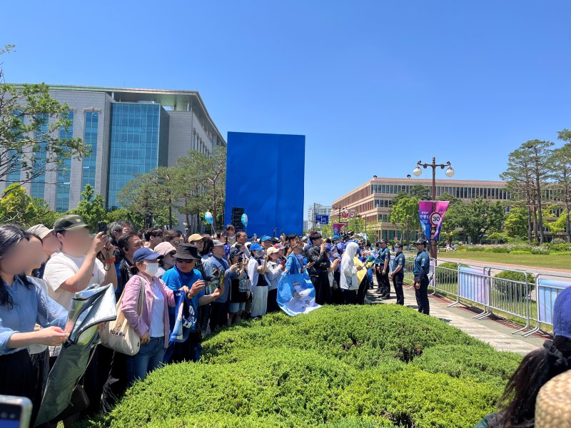취임식 행사가 끝난 후 국회 본관 앞에서 이재명 대통령 모습을 보기 위해 기다리는 시민들 / 뉴스1 김종훈 기자