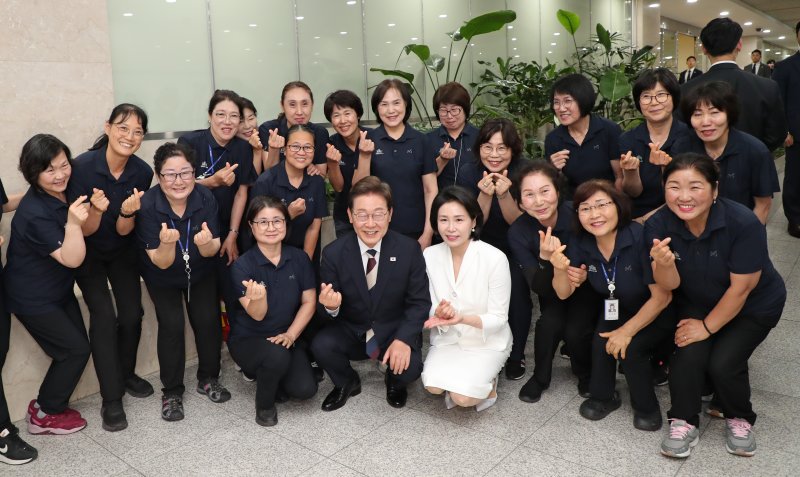 라이브 바카라 대통령과 김혜경 여사가 4일 오전 서울 여의도 국회에서 제21대 대통령 취임 선서를 마친 뒤 청소 노동자들과 기념 촬영하고 있다. /사진=뉴스1