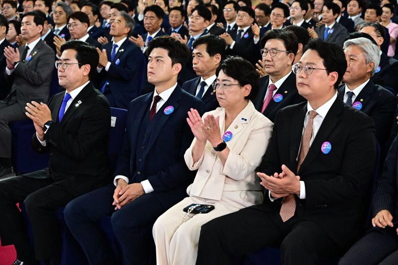 박찬대 더불어민주당 원내대표(왼쪽부터)와 김용태 국민의힘 비상대책위원장, 김선민 조국혁신당 대표 권한대행, 천하람 개혁신당 원내대표가 4일 서울 여의도 국회에서 이재명 대통령의 취임사를 듣고 있다. 국회사진기자단