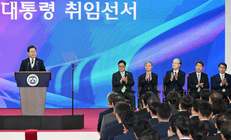 우원식 국회의장(왼쪽부터), 조희대 대법원장, 김형두 헌법재판소장 권한대행, 이주호 국무총리 권한대행, 노태악 중앙선거관리위원장이 4일 서울 여의도 국회에서 이재명 대통령의 취임사를 들으며 손뼉치고 있다. 2025.6.4/뉴스1 ⓒ News1 국회사진기자단
