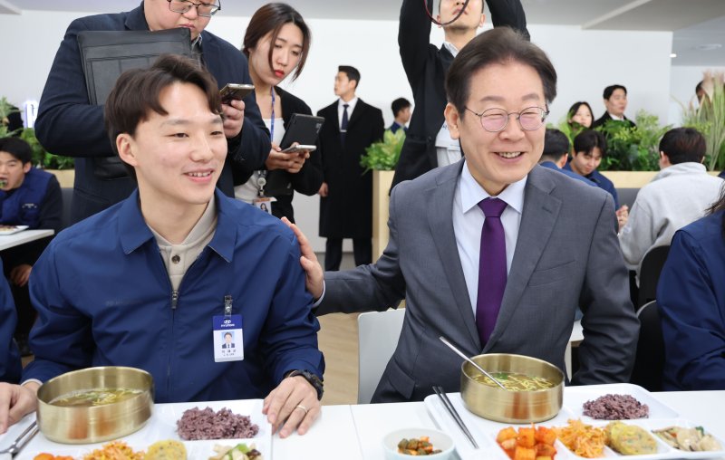 [아산=뉴시스] 권창회 기자 = 이재명 대통령(당시 더불어민주당 대표)이 지난 2월 20일 충남 아산시 현대자동차 아산공장을 방문해 현대차 직원과 대화를 하고 있다. 2025.02.20. kch0523@newsis.com