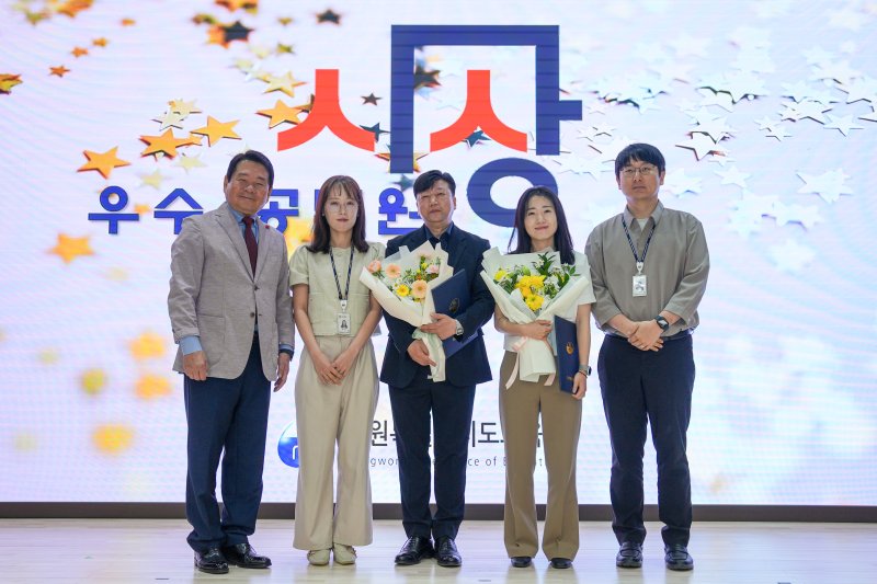 신경호 강원특별자치도교육감이 4일 지난해 예산 절감과 수입 증대에 기여한 직원들에게 성과금을 지급한 뒤 기념촬영을 진행했다.(도교육청 제공, 재판매 및 DB금지)