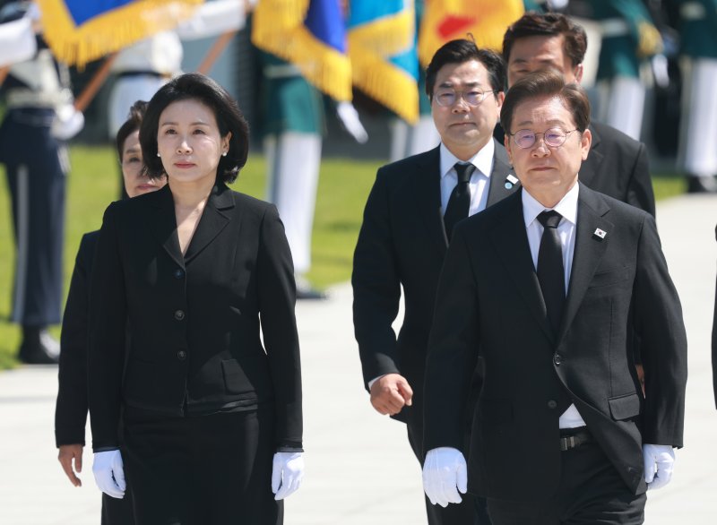[서울=뉴시스] 고범준 기자 = 이재명 대통령과 부인 김혜경 여사가 4일 서울 동작구 국립서울현충원 현충탑 참배를 위해 들어서고 있다. 2025.06.04. bjko@newsis.com