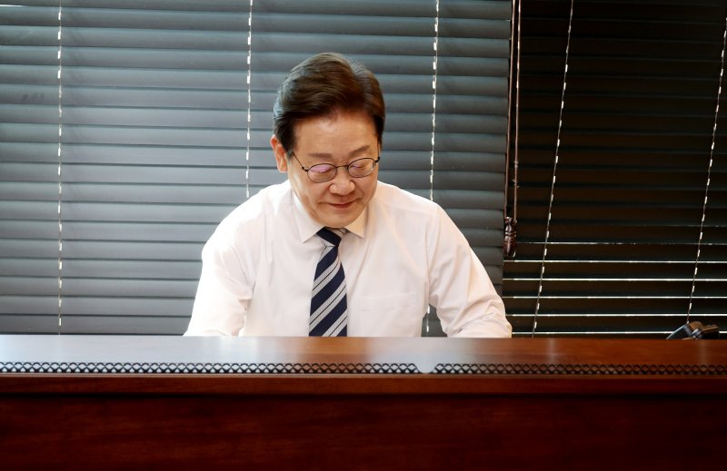 [인천=뉴시스] 최진석 기자 = 이재명 대통령이 4일 인천 계양구 사저에서 김명수 합동참모본부 의장으로부터 군 통수권 이양 보고받을 준비를 하고 있다. (대통령실통신사진기자단) 2025.06.04. myjs@newsis.com