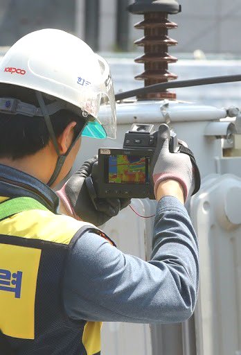 한국전력 직원이 열화상 진단장비를 활용해 전력설비를 점검하고 있다. (사진=한전 제공) photo@newsis.com