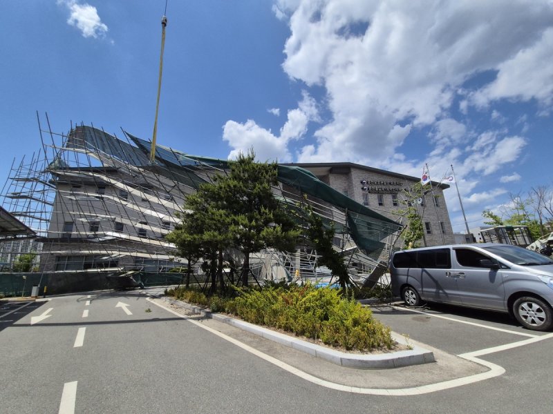 춘천출입국·외국인사무소 속초출장소 건물 외벽 비계 붕괴 (출처=연합뉴스)