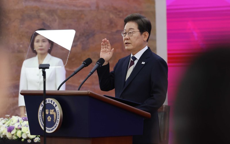 [서울=뉴시스] 국회사진기자단 = 이재명 제21대 대통령이 4일 오전 서울 여의도 국회 로텐더 홀에서 열린 취임식에서 취임선서를 하고 있다. 2025.06.04. photo@newsis.com